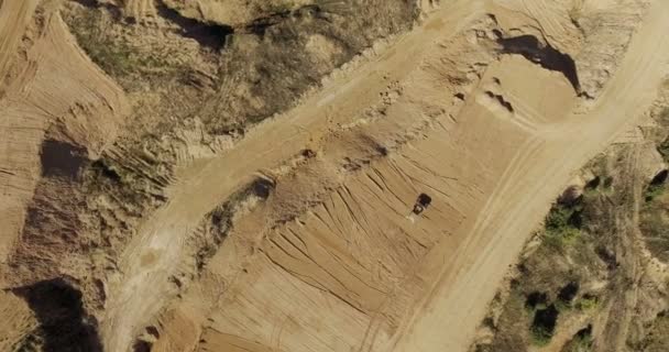 Bulldozer rastreador pesado funciona em um dia ensolarado de verão em um poço de areia — Vídeo de Stock