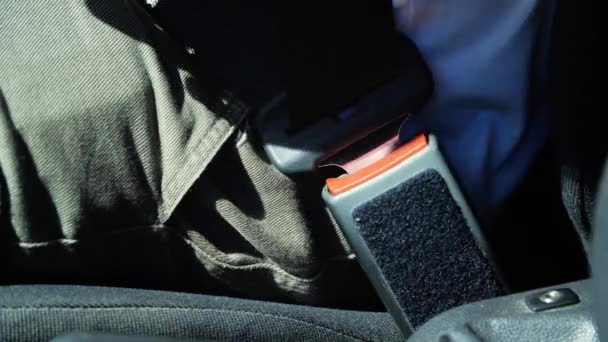Close-up shot van mannelijke hand losmaken auto veiligheidsgordel na het rijden. — Stockvideo