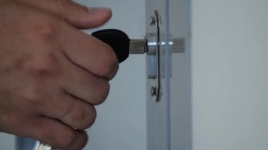 Kapıyı kapatan bir adamın eli..