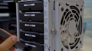 Hizmet merkezi çalışanı HDD yığınındaki tozu temizliyor.