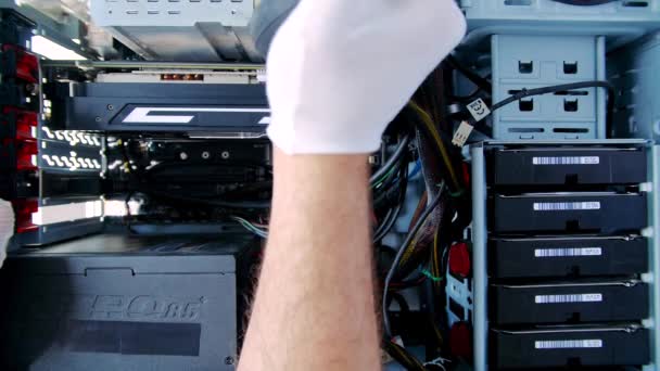 Reinigung des Desktop-Computergehäuses vom Staub. Videokarte im PC-Gehäuse reinigen. — Stockvideo