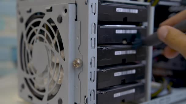 Professzionális karbantartó személyzet nyomás tisztítása PC HDD rések. — Stock videók