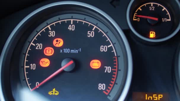 Vrid på tändningsnyckeln. Kontrollera fordonssystemen innan motorn startas. — Stockvideo