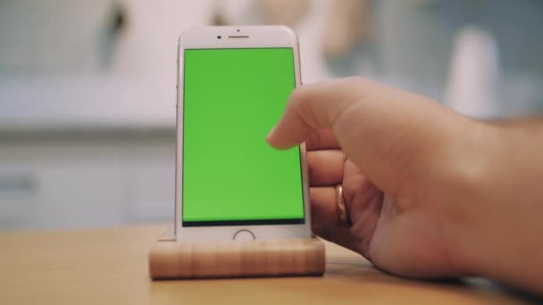 Чоловічі руки за допомогою смартфона на столі . — стокове відео