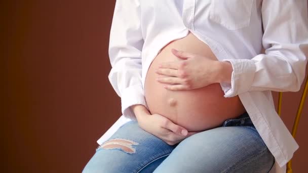 Felice giovane donna incinta in camicia bianca toccare la pancia — Video Stock