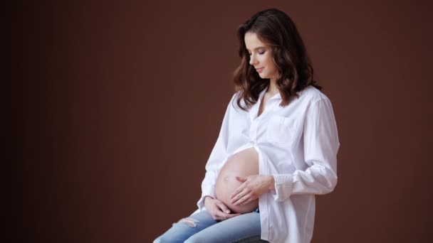 Concepto maternidad preparación embarazada mujer encantadora. — Vídeo de stock