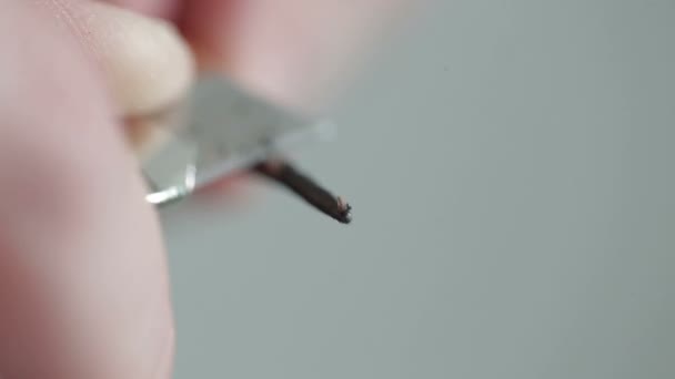 Κοντινό πλάνο των χεριών ακόνισμα μολύβι μολύβδου με ένα μαχαίρι κατασκευής — Αρχείο Βίντεο