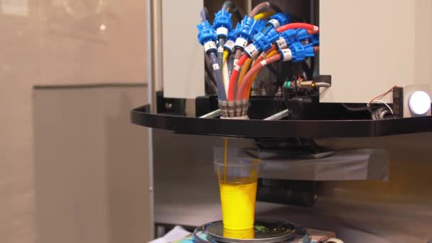 Автоматическая профессиональная тонировочная машина осушает желтый краситель — стоковое видео