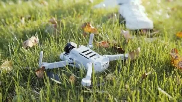 Un uomo prende un drone rotto. — Video Stock