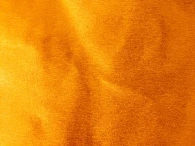 Zengin, altın bir yüzeyin detaylı makro çekimi. Doku ince yatay çizgiler ve ince kıvrımlar gösteriyor. Parıltılı bir etki yaratıyor. Lüks, şenlikli ya da soyut arka planlar için ideal.