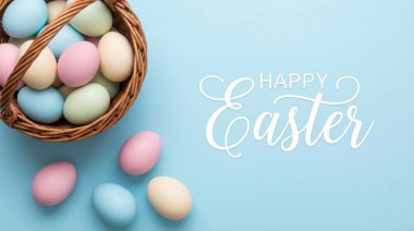 Üzerinde pastel renklere boyanmış Paskalya yumurtaları olan hasır bir sepetin düz manzarası. Mavi arka plandaki Paskalya mesajınız kutlu olsun. Fotokopi alanı olan bahar tatili konsepti.