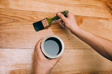 Ahşap doku, el ve boya fırçası