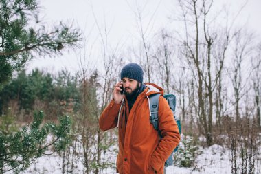 adam kış alan holding cep telefonu