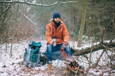 Gezgin tarafından kış orman yangında Isınma