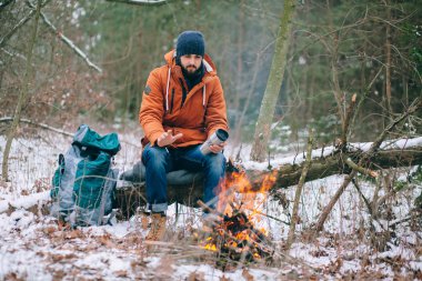 Gezgin tarafından kış orman yangında Isınma