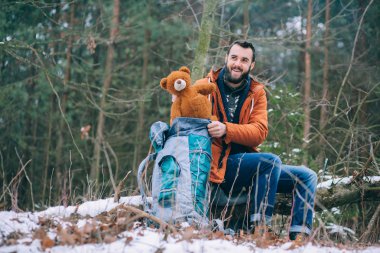 uzun yürüyüşe çıkan kimse kış orman üzerinde