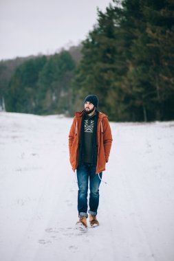 sakallı adam kışın yolda yürürken