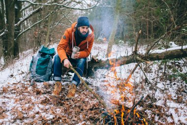 Gezgin tarafından kış orman yangında Isınma