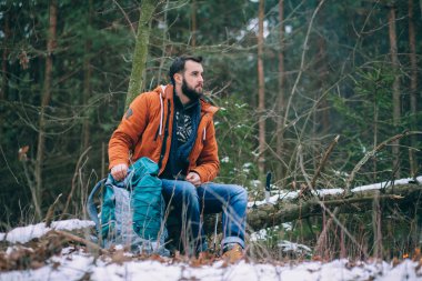 uzun yürüyüşe çıkan kimse kış orman üzerinde