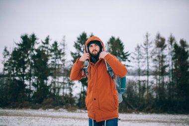  Kış alan üzerinde yürüyen adam