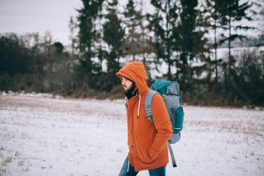   Kış alan üzerinde yürüyen adam