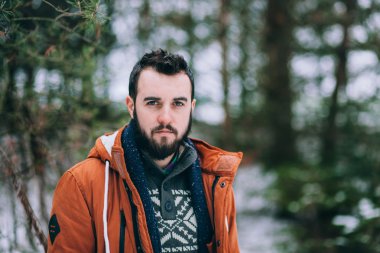 sakallı adam kış ormandaki