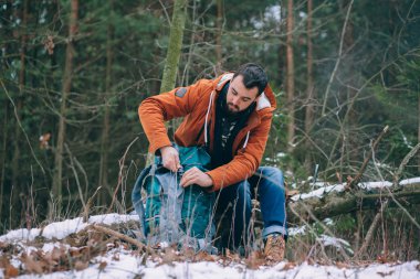 uzun yürüyüşe çıkan kimse kış orman üzerinde