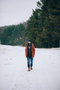 sakallı adam kışın yolda yürürken