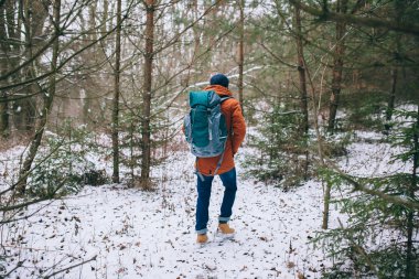 Gezgin turuncu ceketli 