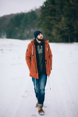 sakallı adam kışın yolda yürürken