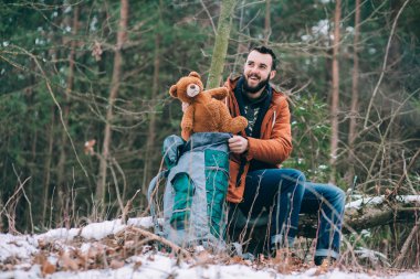 uzun yürüyüşe çıkan kimse kış orman üzerinde