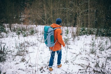  Kış alan üzerinde yürüyen adam