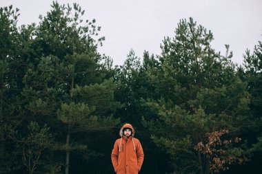 sakallı adam kış ormandaki