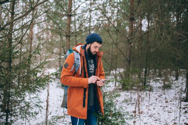 adam kış alan holding cep telefonu