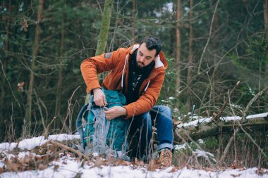 uzun yürüyüşe çıkan kimse kış orman üzerinde