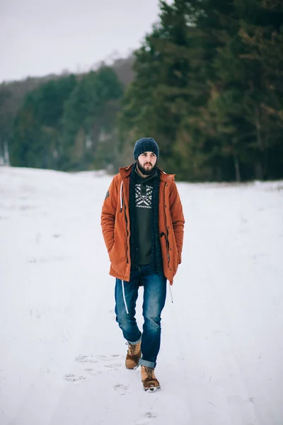 Homem barbudo andando na estrada no inverno — Fotografia de Stock