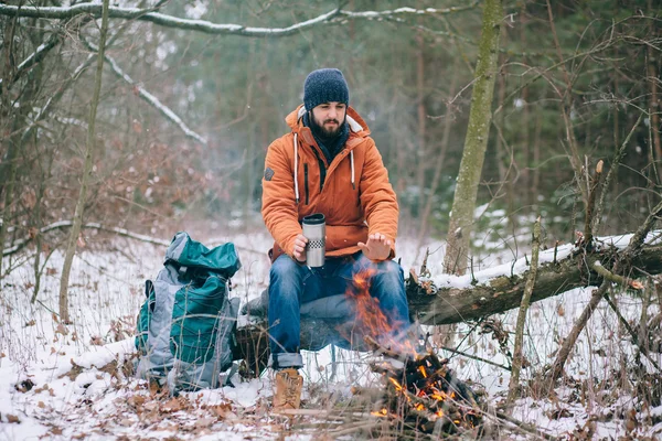 Gezgin tarafından kış orman yangında Isınma