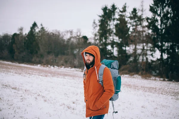   Kış alan üzerinde yürüyen adam