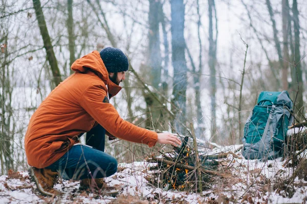 Man kastar en eld i skogen — Stockfoto