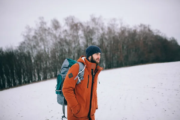Hombre caminando en campo de invierno — Foto de Stock