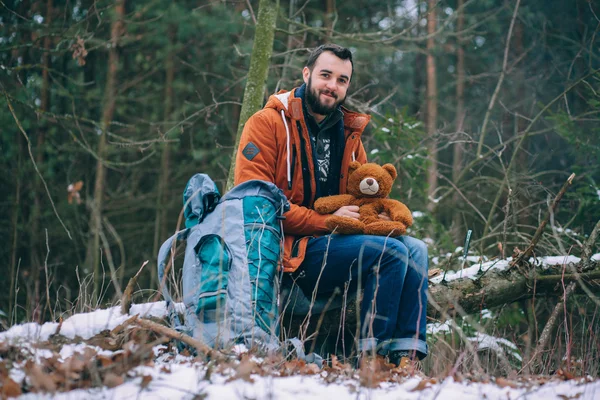 uzun yürüyüşe çıkan kimse kış orman üzerinde