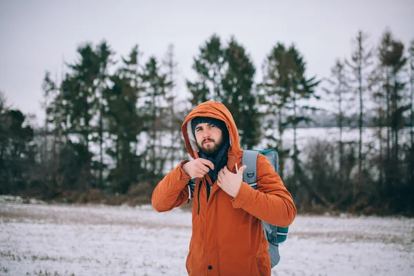 Man walking na pole zima — Zdjęcie stockowe