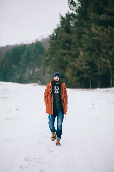 Brodaty mężczyzna chodzenie na drogach w zimie — Zdjęcie stockowe
