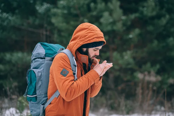 sakallı adam seyahat 