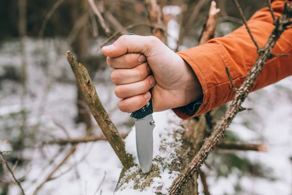 Острый карманный нож в снежном лесу — стоковое фото
