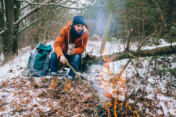 Gezgin tarafından kış orman yangında Isınma