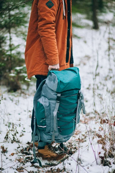 Traveler with backpack in the winter forest — Stock Photo, Image