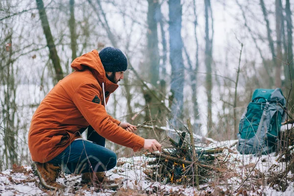 Man throws a fire in the forest — Stock Photo, Image