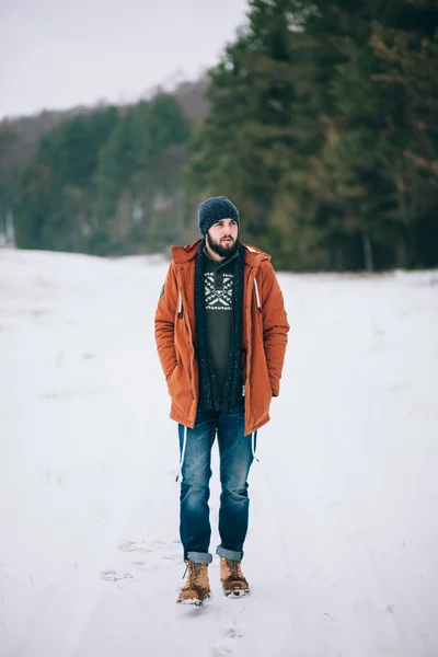 Hombre barbudo caminando en el camino en invierno —  Fotos de Stock