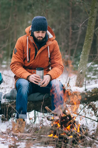 Traveller warming up by the fire — Stock Photo, Image